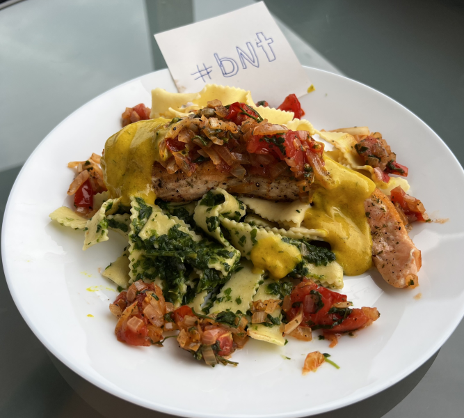 Datei:Kunterbunter Lachs auf Nudeln mit Senf Dill Soe Komo.png